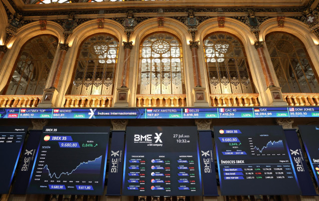 Un panel del Ibex 35 en el Palacio de la Bolsa, a 27 de julio de 2023, en Madrid (Espa&ntilde;a).