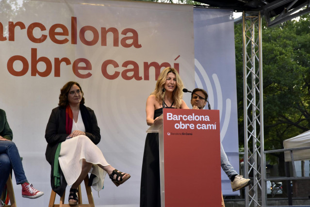 Archivo - La vicepresidenta segunda del Gobierno y l&iacute;der de Sumar, Yolanda D&iacute;az, y el dirigente de Unidas Podemos Jaume Asens, durante un acto de cierre de campa&ntilde;a en el Parc de Sant Mart&iacute;, a 26 de mayo de 2023, en Barcelona, Catalu&ntilde;a.