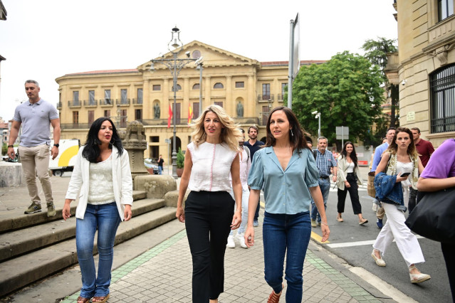 La l&iacute;der de Sumar, Yolanda D&iacute;az, y la secretaria general de Podemos, Ione Belarra, durante un paseo con los candidatos al Congreso y Senado, a 17 de julio de 2023, en Pamplona, Navarra.