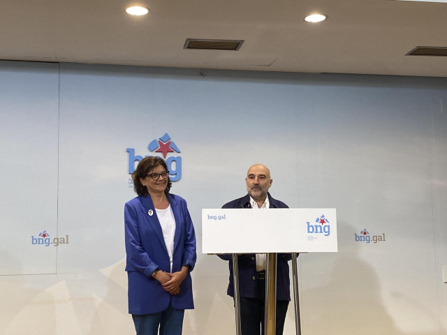 El diputado electo del BNG N&eacute;stor Rego y la senadora Carme da Silva, en rueda de prensa.