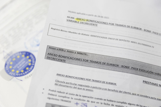 Archivo - Documentaci&oacute;n para la firma de una hipoteca, a 15 de marzo de 2023, en Madrid (Espa&ntilde;a). El Eur&iacute;bor a 12 meses, el &iacute;ndice al que est&aacute;n referenciadas la mayor&iacute;a de hipotecas variables en Espa&ntilde;a, cay&oacute; ayer al 3,509% en su tasa diaria, si bien la ta