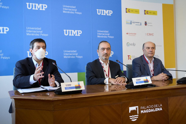 Pedro Mora, presidente de  la Plataforma Tecnol&oacute;gica Espa&ntilde;ola del CO2 (PTECO2); Manuel &Aacute;lvarez, profesor titular en el &aacute;rea de Ingenier&iacute;a Qu&iacute;mica de la UC; y Fernando Rubiera, profesor de Investigaci&oacute;n en el Instituto de Ciencia y Tecnolog&iacute;a del Carbono