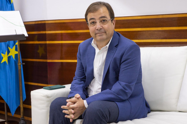 El presidente en funciones de la Junta de Extremadura y l&iacute;der del PSOE, Guillermo Fern&aacute;ndez Vara, durante una reuni&oacute;n con la presidenta de la Asamblea, en la C&aacute;mara Regional, a 4 de julio de 2023, en M&eacute;rida, Badajoz, Extremadura (Espa&ntilde;a). Esta segunda ron