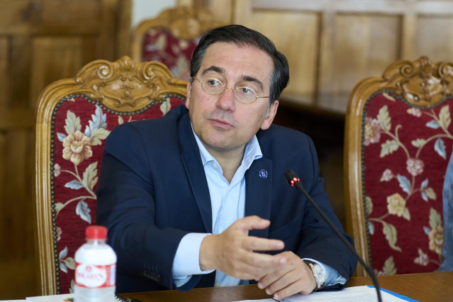 El ministro de Asuntos Exteriores, Uni&oacute;n Europea y Cooperaci&oacute;n en funciones, Jos&eacute; Manuel Albares, interviene durante un encuentro en la Universidad Internacional Men&eacute;ndez Pelayo (UIMP), a 1 de agosto de 2023, en Santander, Cantabria (Espa&ntilde;a). Dentro de lo