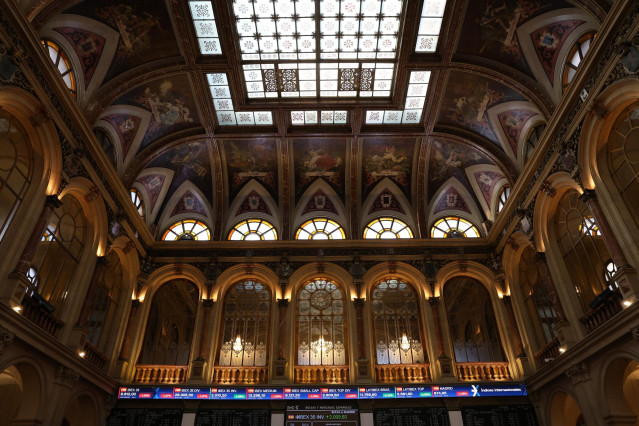 Archivo - Varios paneles del Ibex 35 en el Palacio de la Bolsa, en Madrid (Espa&ntilde;a).