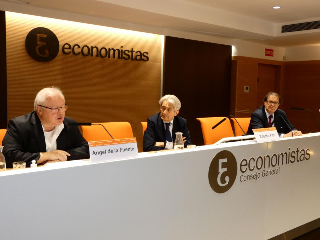 Archivo - Angel de la Fuente (Fedea) y Valent&iacute;n Pich (Consejo General de Economistas). (Foto de archivo).