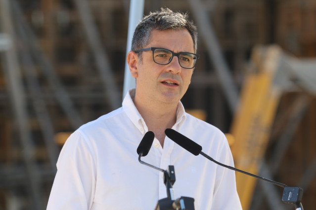 El ministro de la Presidencia, Relaciones con las Cortes y Memoria Democr&aacute;tica en funciones, F&eacute;lix Bola&ntilde;os, en una atenci&oacute;n a medios durante una visita a las obras del AVE Murcia-Almer&iacute;a.