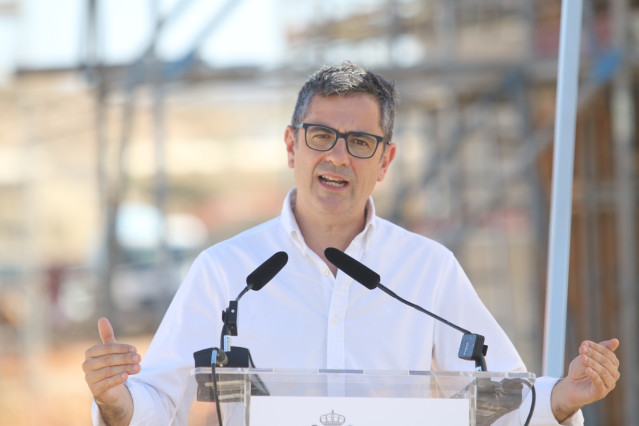 El ministro de la Presidencia, Relaciones con las Cortes y Memoria Democr&aacute;tica en funciones, F&eacute;lix Bola&ntilde;os, atiende a los medios antes de una visita a las obras de la l&iacute;nea de alta velocidad Murcia-Almer&iacute;a a 03 de agosto del 2023 en Cuevas del Almanzora (