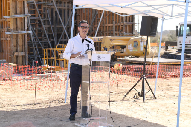 El ministro de la Presidencia, Relaciones con las Cortes y Memoria Democr&aacute;tica en funciones, F&eacute;lix Bola&ntilde;os, atiende a los medios antes de una visita a las obras de la l&iacute;nea de alta velocidad Murcia-Almer&iacute;a a 03 de agosto del 2023 en Cuevas del Almanzora (