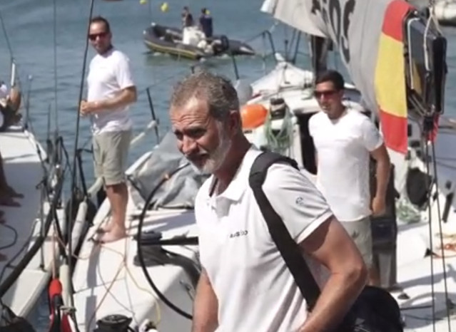 El Rey Felipe VI subido a bordo del Aifos para participar en el cuarto d&iacute;a de regatas.