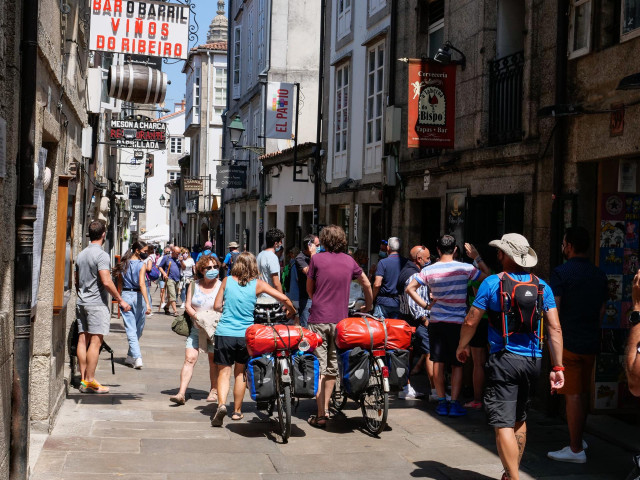 Archivo - Varios peregrinos caminan con su bicicleta por la Rua do Franco,  el d&iacute;a en que el TSXG declara nula la petici&oacute;n de certificado Covid para entrar en hosteler&iacute;a, a 12 de agosto de 2021, en Santiago de Compostela, A Coru&ntilde;a, Galicia (Espa&ntilde;a). El Tr