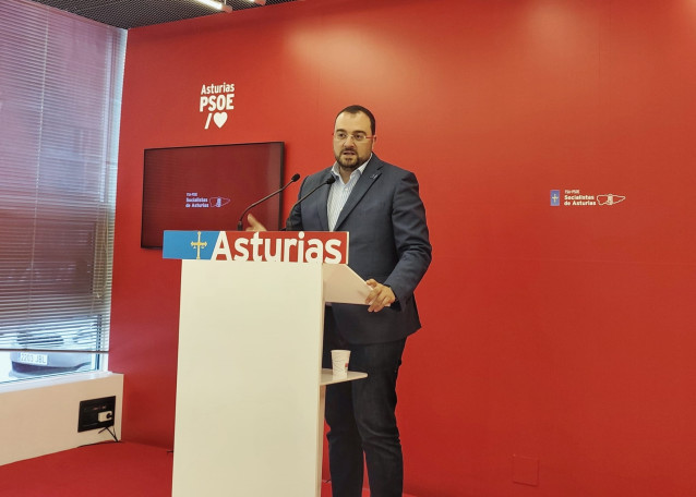 El secretario general de la FSA-PSOE, Adri&aacute;n Barb&oacute;n, en rueda de prensa.