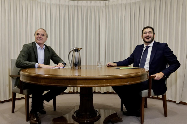 Archivo - El candidato del PP a la Presidencia del Gobierno de Arag&oacute;n en la XI Legislatura, Jorge Azc&oacute;n, y el portavoz de VOX en las Cortes auton&oacute;micas, Alejandro Nolasco.