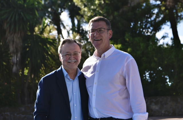 Archivo - El presidente del PP, Alberto N&uacute;&ntilde;ez Feij&oacute;o (d), y el presidente ceut&iacute; y candidato a la reelecci&oacute;n, Juan Jes&uacute;s Vivas (i), durante un acto de precampa&ntilde;a en el Parque Mar&iacute;timo del Mediterr&aacute;neo, a 4 de mayo de 2023, en Ceuta (Espa&ntilde;a).