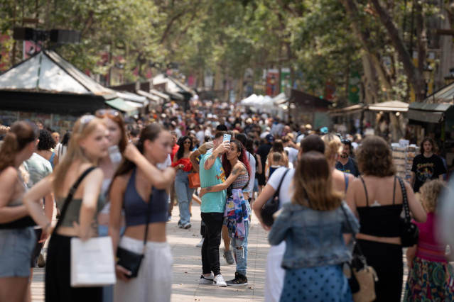 Archivo - Varias personas pasean por Las Ramblas.