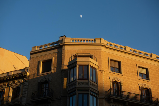 Archivo - Edificios con viviendas, en Barcelona (Espa&ntilde;a).