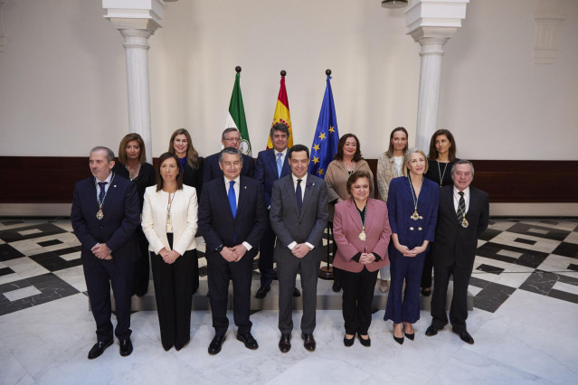 Archivo - El presidente de la Junta de Andaluc&iacute;a, Juanma Moreno, preside la foto de familia durante la toma de posesi&oacute;n de los nuevos miembros del Consejo Consultivo en el Palacio de San Telmo, a 8 de marzo de 2023 en Sevilla (Foto de archivo).