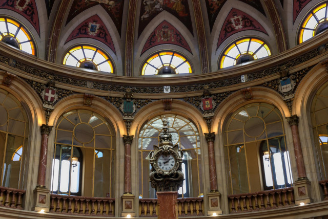 Archivo - Un reloj en el interior de la una de las instalaciones del Palacio de la Bolsa de Madrid (Espa&ntilde;a).