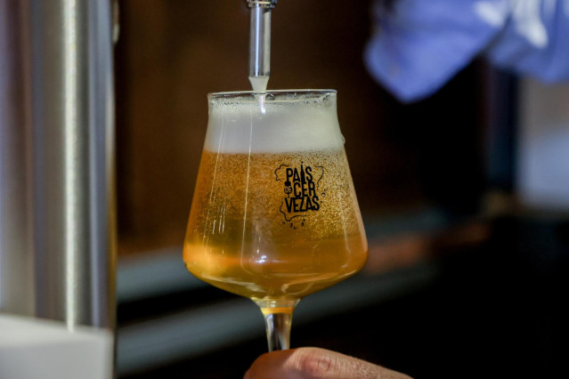 Archivo - Una cerveza rubia de grifo tirada en copa de cristal durante el Gran Festival de la Cultura Cervecera de Espa&ntilde;a,