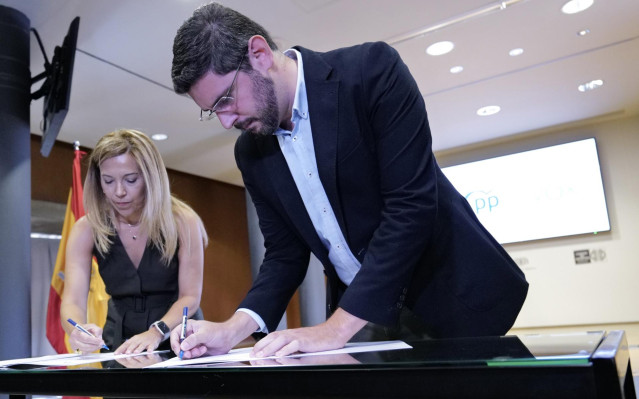 Los portavoces parlamentarios del Partido Popular y Vox, Ana Al&oacute;s y Alejandro Nolasco, firman un acuerdo para la gobernabilidad de Arag&oacute;n, en las Cortes de Arag&oacute;n.