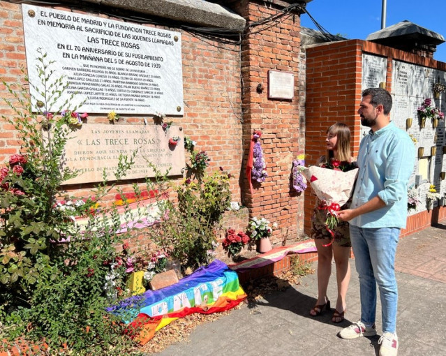 El l&iacute;der de Juventudes Socialistas, V&iacute;ctor Camino, junto a su hom&oacute;loga en la Comunidad de Madrid, Ar&aacute;nzazu Figueroa, homenajean a las 'Trece Rosas'.