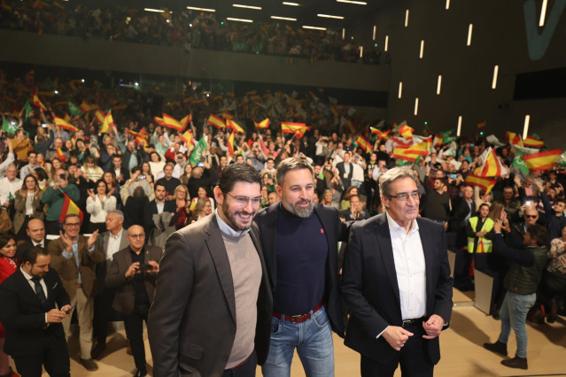 Archivo - El l&iacute;der de Vox en Arag&oacute;n, Alejandro Nolasco; el presidente del partido, Santiago Abascal, y el candidato al Ayuntamiento de Zaragoza, Julio Calvo, en un acto electoral en febrero