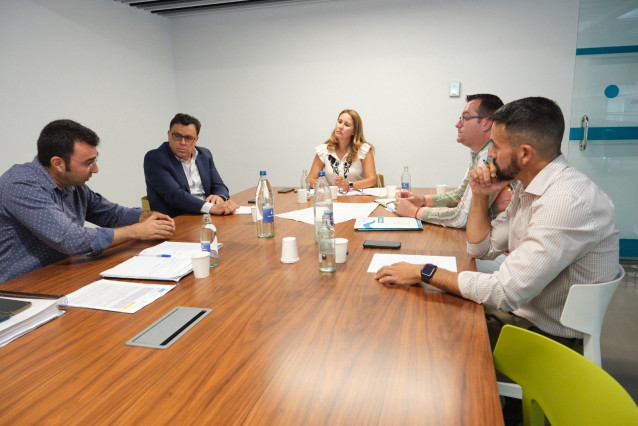 Reuni&oacute;n entre el consejero de Aguas del Gobierno de Canarias, Manuel Miranda, y la presidenta del Cabildo de Fuerteventura, Lola Garc&iacute;a