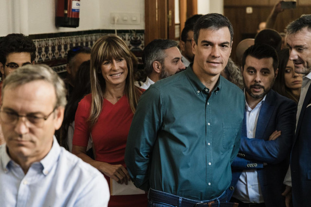 El presidente del Gobierno en funciones, Pedro S&aacute;nchez, junto a su mujer, Bego&ntilde;a G&oacute;mez