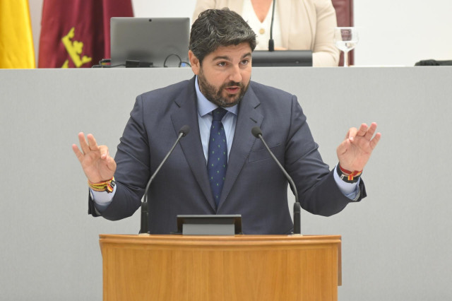 El candidato del PP a la Presidencia de la Regi&oacute;n, Fernando L&oacute;pez Miras, en el debate de investidura