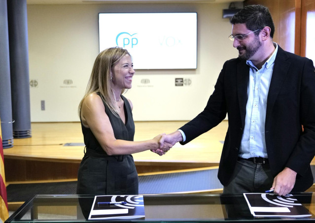 Los portavoces parlamentarios del Partido Popular y Vox, Ana Al&oacute;s, y Alejandro Nolasco, firman un acuerdo de coalici&oacute;n para la gobernabilidad de Arag&oacute;n.