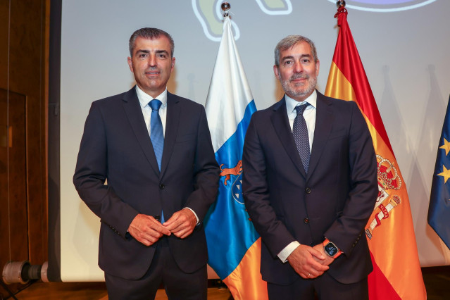 El presidente del Partido Popular (PP) de Canarias, Manuel Dom&iacute;nguez (i), y el nuevo presidente del Gobierno de Canarias, Fernando Clavijo (d), posan durante la toma de posesi&oacute;n del segundo