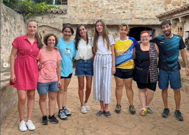 La reina Letizia y sus hijas, la princesa Leonor y la infanta Sof&iacute;a, visitan por sorpresa la Granja Escola Jovent, en Palma