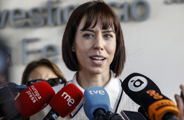 Archivo - La ministra de Ciencia e Innovaci&oacute;n, Diana Morant, atiende a los medios de comunicaci&oacute;n tras su visita al Instituto de Investigaci&oacute;n Sanitaria La Fe de Valencia, a 15 de junio de 2023, en Valencia, Comunidad Valenciana (Espa&ntilde;a).