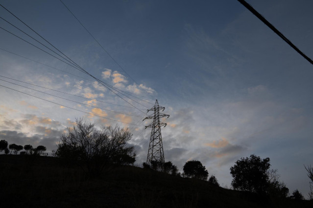 Archivo - El precio de la luz baja un 59,1% este domingo hasta los 28,15 euros/MWh.