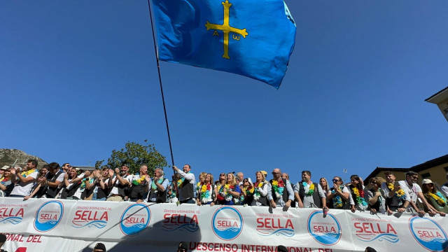 Adri&aacute;n Barb&oacute;n, ondeando una bandera de Asturias