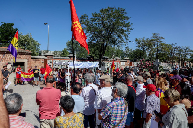 Varias personas durante el homenaje dedicado a las 13 Rosas y los 43 Claveles, &lsquo;Que mi nombre no se borre de la historia&rsquo;, en el 84&ordm; aniversario de su fusilamiento, en el Cementerio civil del Este, a 5 de agosto de 2023, en Madrid (Espa&ntilde;a).