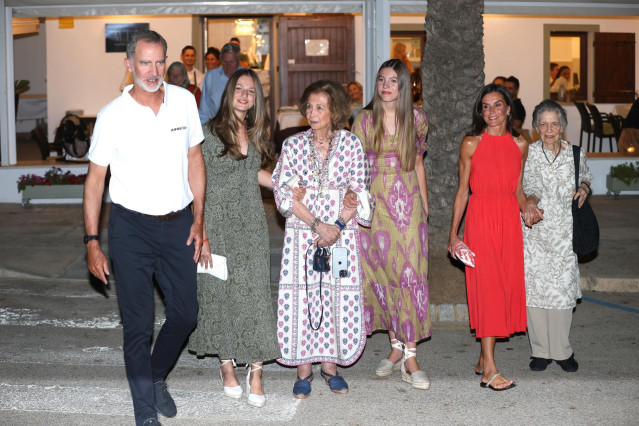 El Rey Felipe VI, la Princesa Leonor, la Reina Sof&iacute;a, La Infanta Sof&iacute;a, La Reina Letizia y la princesa Irene salen del restaurante tras cenar en familia a 05 de Agosto de 2023 en el Portixol, Palma de Mallorca (Espa&ntilde;a).