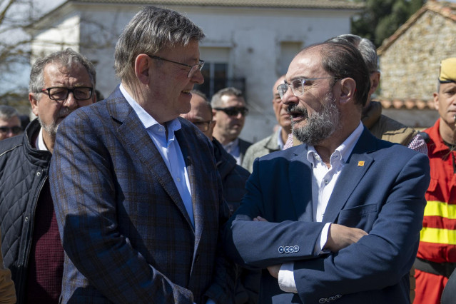 Archivo - El presidente de la Generalitat valenciana, Ximo Puig (i) y el presidente de Arag&oacute;n, Javier Lamb&aacute;n (d), durante su visita al centro de mando en el incendio forestal, a 25 de marzo de 2023, en Barracas, Castell&oacute;n de la Plana, Comunidad de Valenci