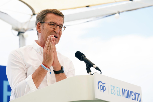 El presidente del PP y candidato a la Presidencia del Gobierno, Alberto N&uacute;&ntilde;ez Feij&oacute; y el presidente del PP-A y de la Junta de Andaluc&iacute;a, Juanma Moreno, saludan a los militantes en un acto p&uacute;blico de cierre de campa&ntilde;a a 21 de julio del 2023 en M&aacute;laga