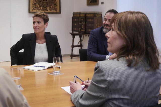 Archivo - Foto de archivo de una reuni&oacute;n de la candidata del PSN a la Presidencia del Gobierno de Navarra, Mar&iacute;a Chivite (i), con la portavoz de Geroa Bai, Uxue Barkos (d), en el Parlamento foral.