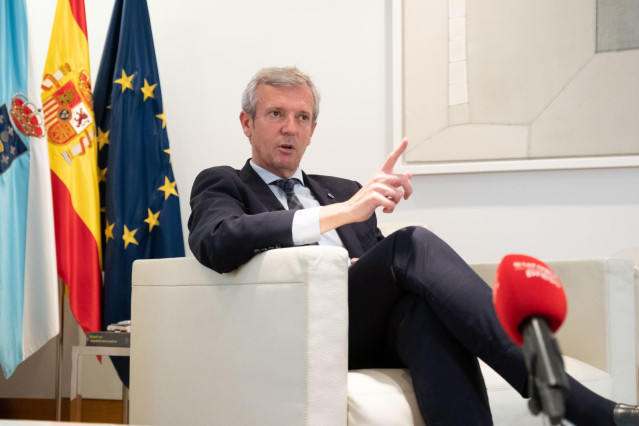 El presidente de la Xunta, Alfonso Rueda, durante la entrevista, en su despacho de la Xunta.
