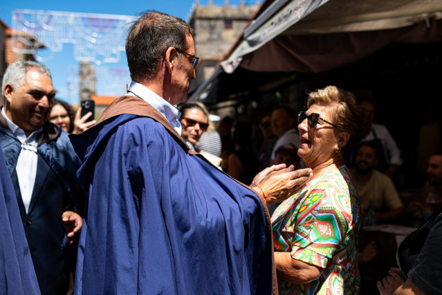 El l&iacute;der del Partido Popular, Alberto N&uacute;&ntilde;ez Feij&oacute;o, asiste a la Festa do Albari&ntilde;o, a 6 de agosto de 2023,  en Cambados, Pontevedra