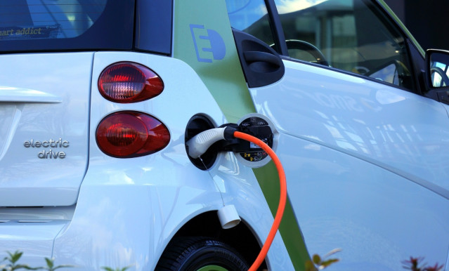 Archivo - El SAS instalar&aacute; 308 puntos de recarga en centros sanitarios para facilitar el uso de veh&iacute;culos el&eacute;ctricos.