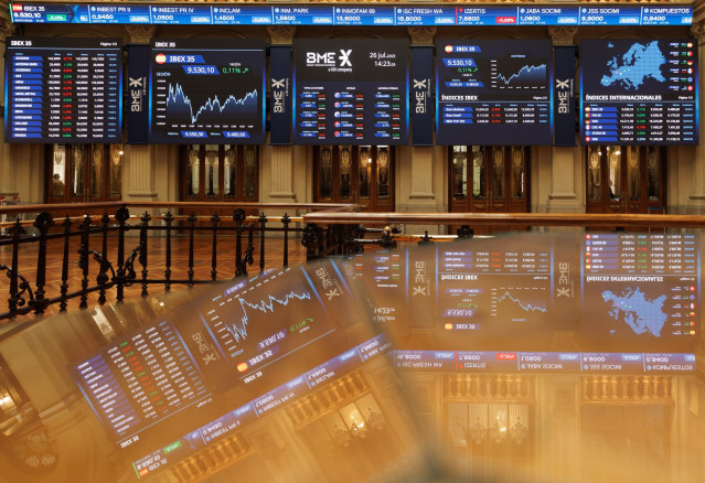 Paneles del IBex 35 en el Palacio de la Bolsa, a 26 de julio de 2023, en Madrid (Espa&ntilde;a).