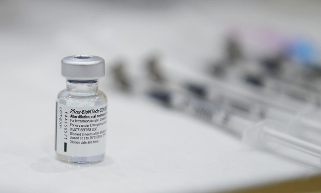 Archivo - Un frasco con la segunda dosis de la vacuna de Pfizer-BioNTech contra la Covid-19 en el Hospital Universitario Marqu&eacute;s de Valdecilla, en Santander, Cantabria (Espa&ntilde;a), a 12 de febrero de 2021.