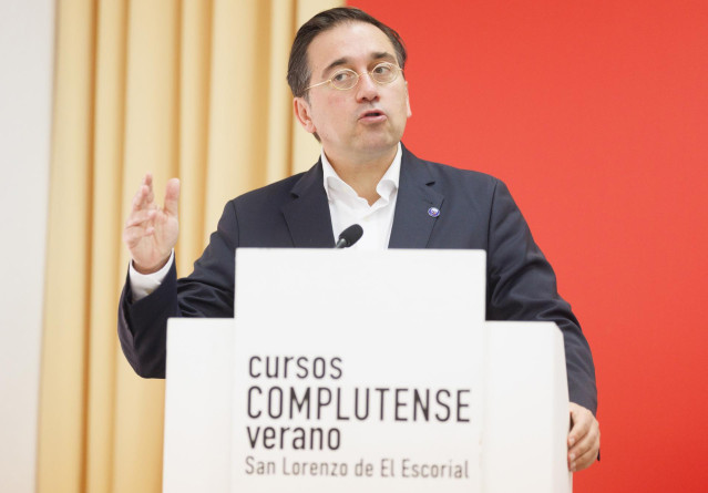 El ministro de Asuntos Exteriores, Jos&eacute; Manuel Albares, interviene durante una conferencia en el Real Centro Universitario Mar&iacute;a Cristina, a 14 de julio de 2023, en San Lorenzo de El Escorial, Madrid (Espa&ntilde;a).