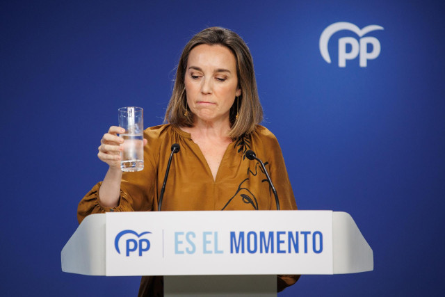 La secretaria general del PP, Cuca Gamarra, bebe agua durante una rueda de prensa, en la sede del PP, a 31 de julio de 2023, en Madrid (Espa&ntilde;a). Durante la comparecencia, Gamarra, ha exigido al presidente del Gobierno en funciones, que asuma que es 