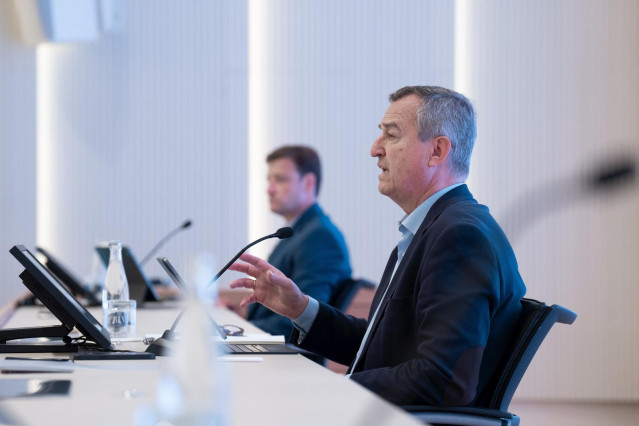 El consejero delegado de Banco Sabadell, C&eacute;sar Gonz&aacute;lez-Bueno (d), y el director financiero de Banco Sabadell, Leopoldo Alvear (i), durante una rueda de prensa de presentaci&oacute;n de los resultados de la empresa del primer semestre del 2023, en la sede del Ba