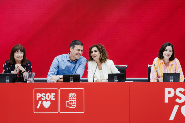 (I-D) La vicepresidenta primera del Senado y presidenta del PSOE, Cristina Narbona; el presidente del Gobierno de Espa&ntilde;a y secretario general del PSOE, Pedro S&aacute;nchez; la ministra de Hacienda, Mar&iacute;a Jes&uacute;s Montero