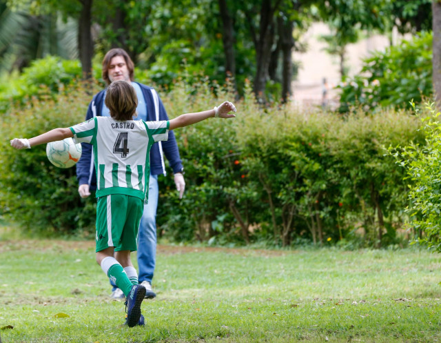 Archivo - Un padre jugando a la pelota con su hijo